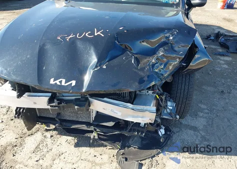 2022 Kia K5 Lxs z USA, uszkodzony, nr VIN 5XXG14J22NG097677